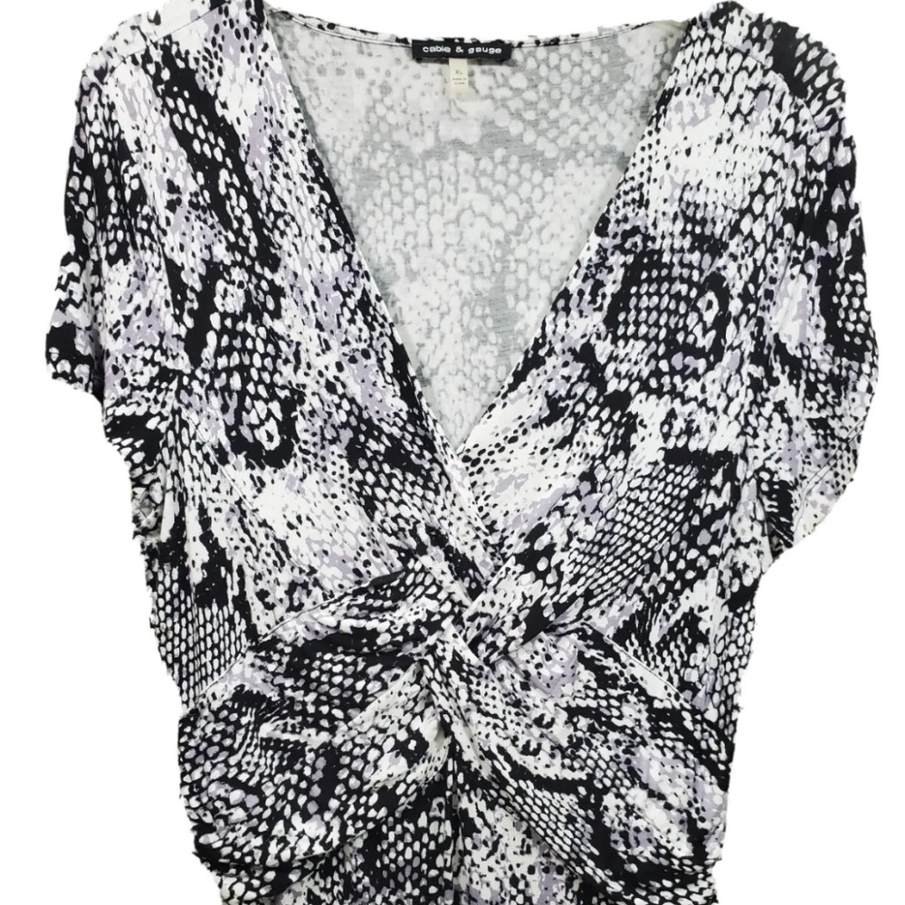 cable & gauge XL Women's Snakeskin Short Sleeve V-Neck Crossover Stretch Top